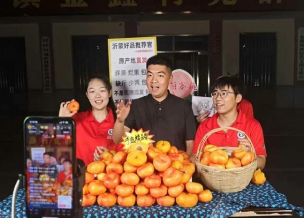 富盈策略 00后村支书拍抖音：为了家乡的农产品，拼了